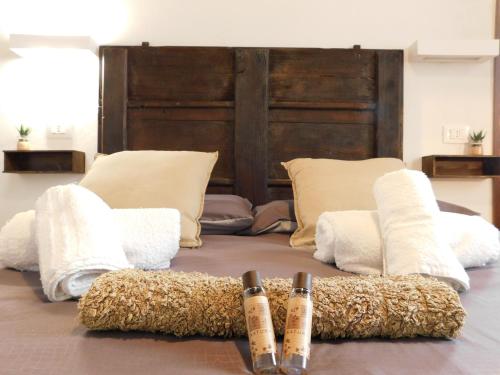 蒙塔尔奇诺Otello Guest House的一张带三个枕头和两个 ⁇ 蝠的床