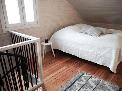 库萨莫Kalliorinne的卧室配有白色的床,铺有木地板