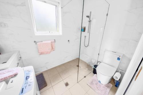 库马Cromwell Lite的带淋浴和卫生间的白色浴室