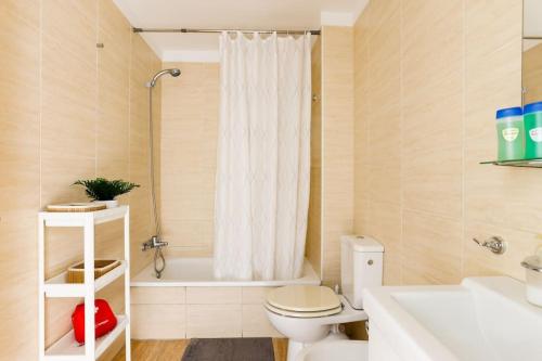 圣伊西德罗Appartamento Mochiri - San Isidro的浴室配有卫生间、浴缸和水槽。