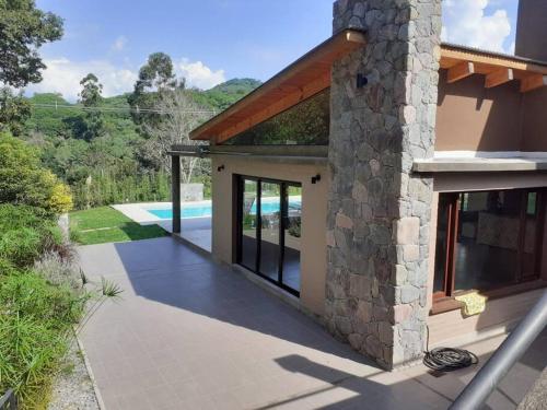 圣萨尔瓦多德朱Hermosa casa con pileta asador patio de fuego的一座带庭院和游泳池的房子