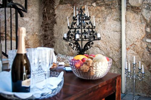 罗维尼Luxury Villa Orh Rovinj的一张桌子,上面放着一碗水果和一瓶葡萄酒