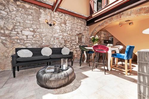 罗维尼Luxury Villa Orh Rovinj的客厅配有沙发和桌椅