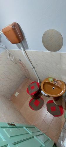 伊瓜苏casa area central foz wifi garagem ambiente familiar E AR的一间带卫生间和木座椅的浴室
