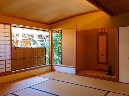 京都源凤院（Ryokan Genhouin）的一间空房间,设有窗户和瓷砖地板