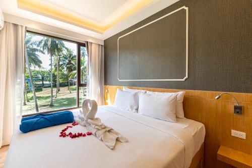 普吉镇Aristo 2 Phuket的一间卧室配有一张床,床上有毛巾
