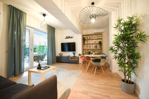 VACATION FEEL - 2BR Apartment with Terrace & Private Parking in Baneasa的休息区