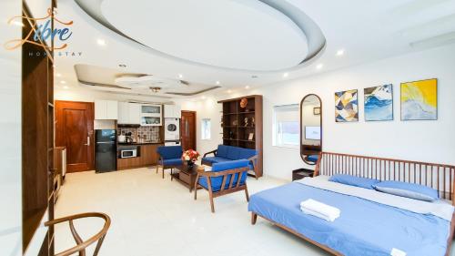 河内Libré Homestay Đào Tấn的一间带蓝色床的卧室和一间厨房