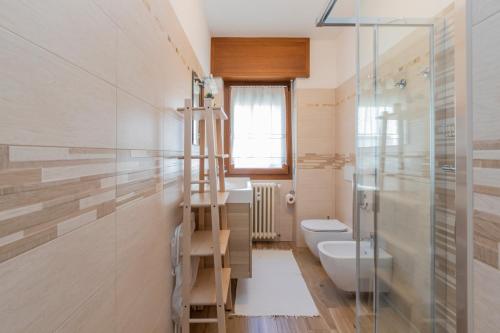 阿帕里卡Europa Master Guest apartment的一间带卫生间和玻璃淋浴间的浴室