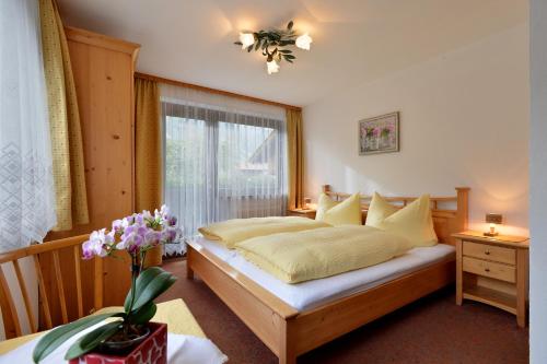迈尔霍芬特劳德尔旅馆的一间卧室设有一张床和一个窗口