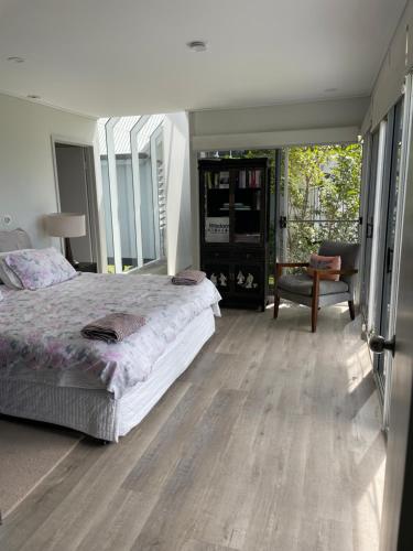谭伯连山坦莫宁山度假屋的一间卧室配有一张大床和一把椅子