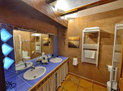 奥利奥Maddiola Apartment的浴室设有2个水槽和2面镜子