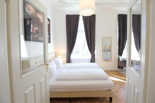 德累斯顿Zu Besuch im Palast - Perfekte Lage的一间卧室配有两张床和镜子