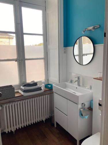 奥尔沃Le Plessis的一间带水槽和镜子的浴室