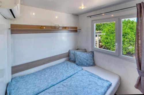 西尔韦斯Casa Amarelo-Tiny House with fantastic view-pool and close to the beaches的一间小卧室,配有床和窗户