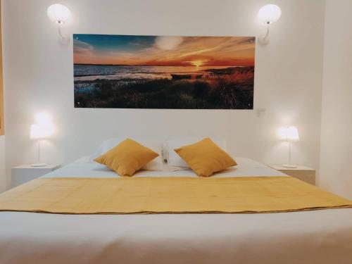 圣地亚哥-杜卡森Sweetvillage的一间卧室配有一张壁画床