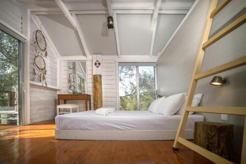 KoukounariáFairyTale的一间卧室设有一张床和一个大窗户