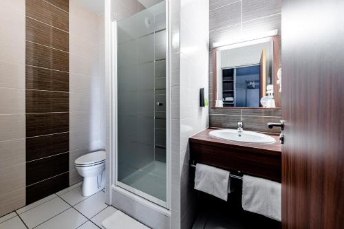 格拉迪尼昂B&B HOTEL Bordeaux Talence的浴室配有卫生间、盥洗盆和淋浴。