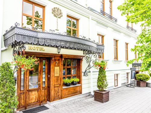 凯尔采波德斯洛塔罗萨酒店的一座带木门的建筑的前方的商店