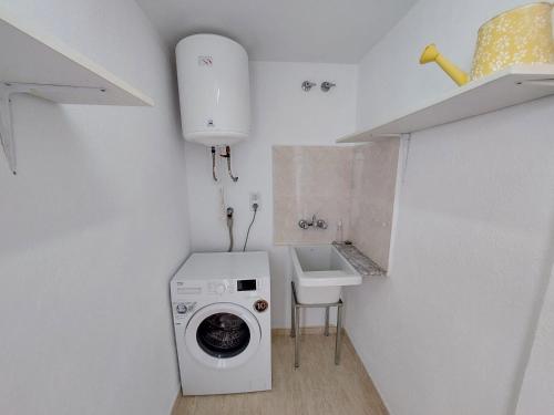 皮内达德马尔Mar i Angels Apartament的洗衣房配有洗衣机和水槽