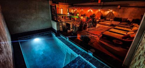马拉喀什Riad Nouceiba Marrakech的客房享有游泳池的顶部景致