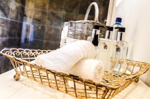 阿多杰拉德的礼物宾馆的浴室柜台上装满毛巾的篮子