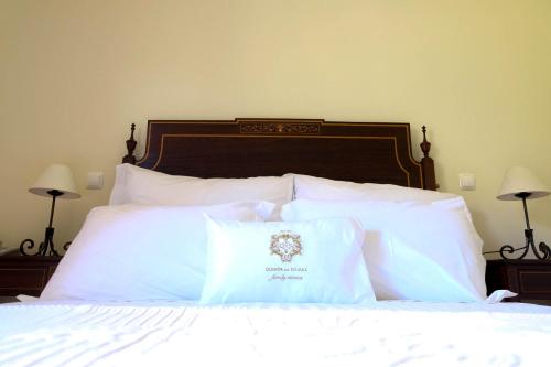 皮尼昂达魁塔赛维乡间酒店的一间卧室配有带白色枕头的床