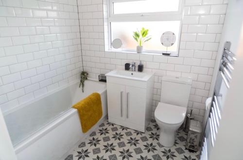 艾尔The Mila - Ayr Racecourse - Coorie Doon Apartments的白色的浴室设有卫生间和水槽。