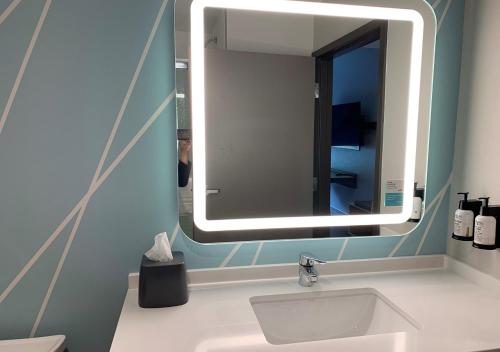 塞勒姆avid hotels - Salem, an IHG Hotel的一间带水槽和镜子的浴室