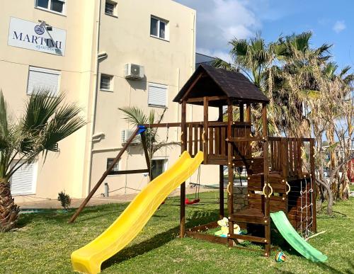 Martimi Apartments - 200M from Drapanias Beach - Pool - Hot Tub - Sauna - BBQ的儿童游玩区