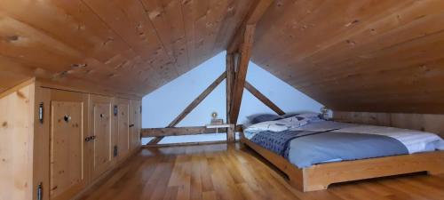 SeytrouxLe petit caboin的卧室配有木制天花板上的床铺