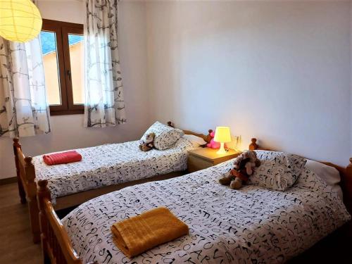 利维亚Amplio apartamento ideal 8 personas con piscina的一间卧室设有两张床,里面饲养着动物。