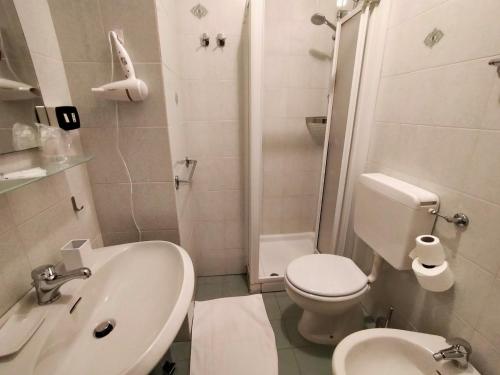 圣文森特Hotel La Chance的白色的浴室设有水槽和卫生间。