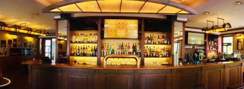 汉诺威艾玛迪斯餐厅酒店的酒吧里有很多瓶装酒精饮料