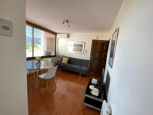 圣地亚哥Providencia Pedro de Valdivia 0200的客厅配有沙发和桌子