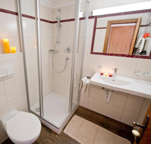 图克斯Gästehaus Bergruh的带淋浴、卫生间和盥洗盆的浴室