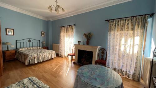 纳瓦孔塞霍LA PARRA - Casa Rural en el Valle del Jerte的一间卧室配有一张床、一张桌子和一个壁炉