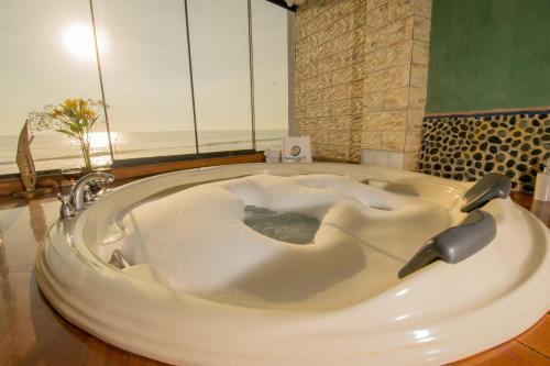 万查科Hotel Huankarute的浴室内设有大型白色浴缸。