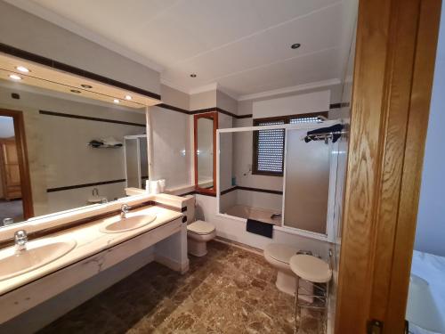 UlldeconaHotel Bon Lloc的浴室设有2个水槽、卫生间和镜子。