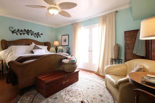 卡尔斯巴德Coastal Hideaway的一间卧室配有一张床和一张沙发