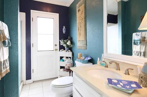 卡尔斯巴德Coastal Hideaway的浴室配有白色水槽和卫生间。