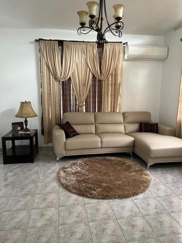 伊莎贝拉My dulce hogar的带沙发和地毯的客厅