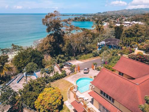 Black RockLa Jolie - Luxury Ocean View Villa的房屋和海洋的空中景致