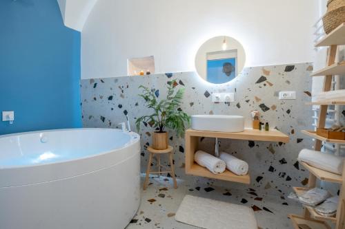 奥斯图尼La Bella Ostuni Suites的带浴缸和盥洗盆的浴室