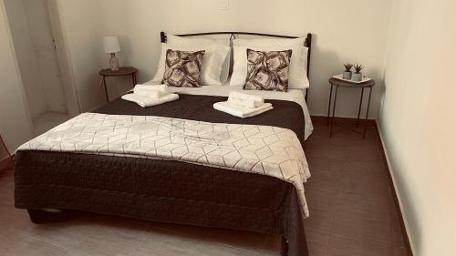 KalavárdaElli’s House的一间卧室配有一张大床和两条毛巾