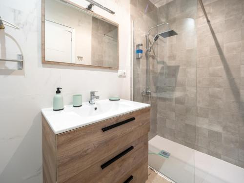 福恩吉罗拉Luxury Suite Fuengirola 1的一间带水槽和淋浴的浴室