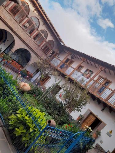 库斯科Terra Sagrada Cusco的一座建筑的旁边是一堆植物