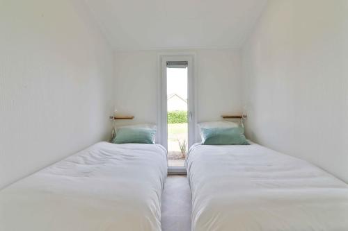 德文格洛Buitenlede 7 - Suite M的带窗户的客房内的两张床