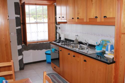 Santo AmaroA Casa dos Meus Sonhos的厨房配有水槽和炉灶