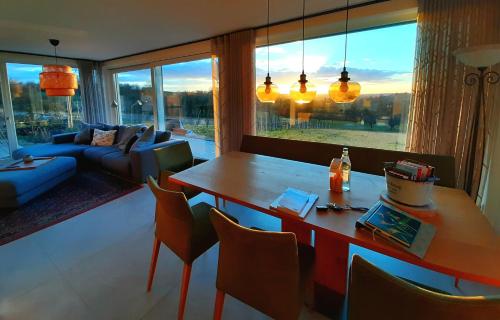 伊尔斯费尔德360 Grad - the view的客厅配有桌椅和沙发